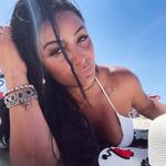 Vivian Novak - @vivi_novak Instagram Profile Photo